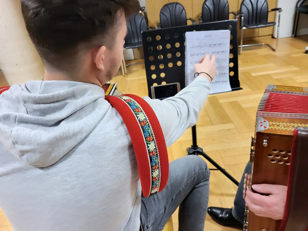 Following a score on the accordion